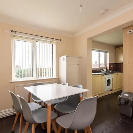 3 Bed Apartment - Perfect For Contractors Near Liverpool Airport Hale  Exterior photo