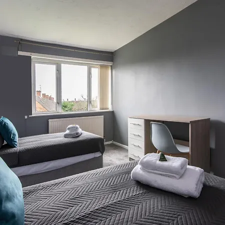 3 Bed Apartment - Perfect For Contractors Near Liverpool Airport Hale  Exterior photo