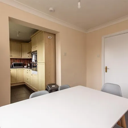 3 Bed Apartment - Perfect For Contractors Near Liverpool Airport Hale  Exterior photo