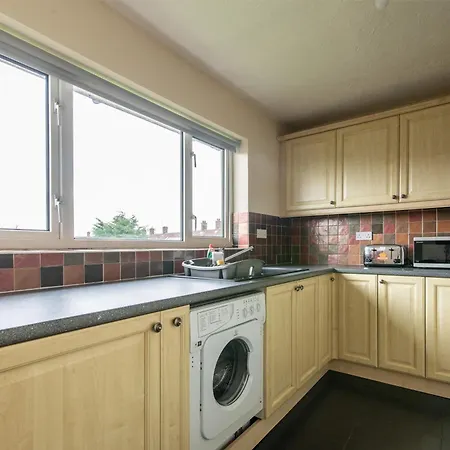 3 Bed Apartment - Perfect For Contractors Near Liverpool Airport Hale  Exterior photo