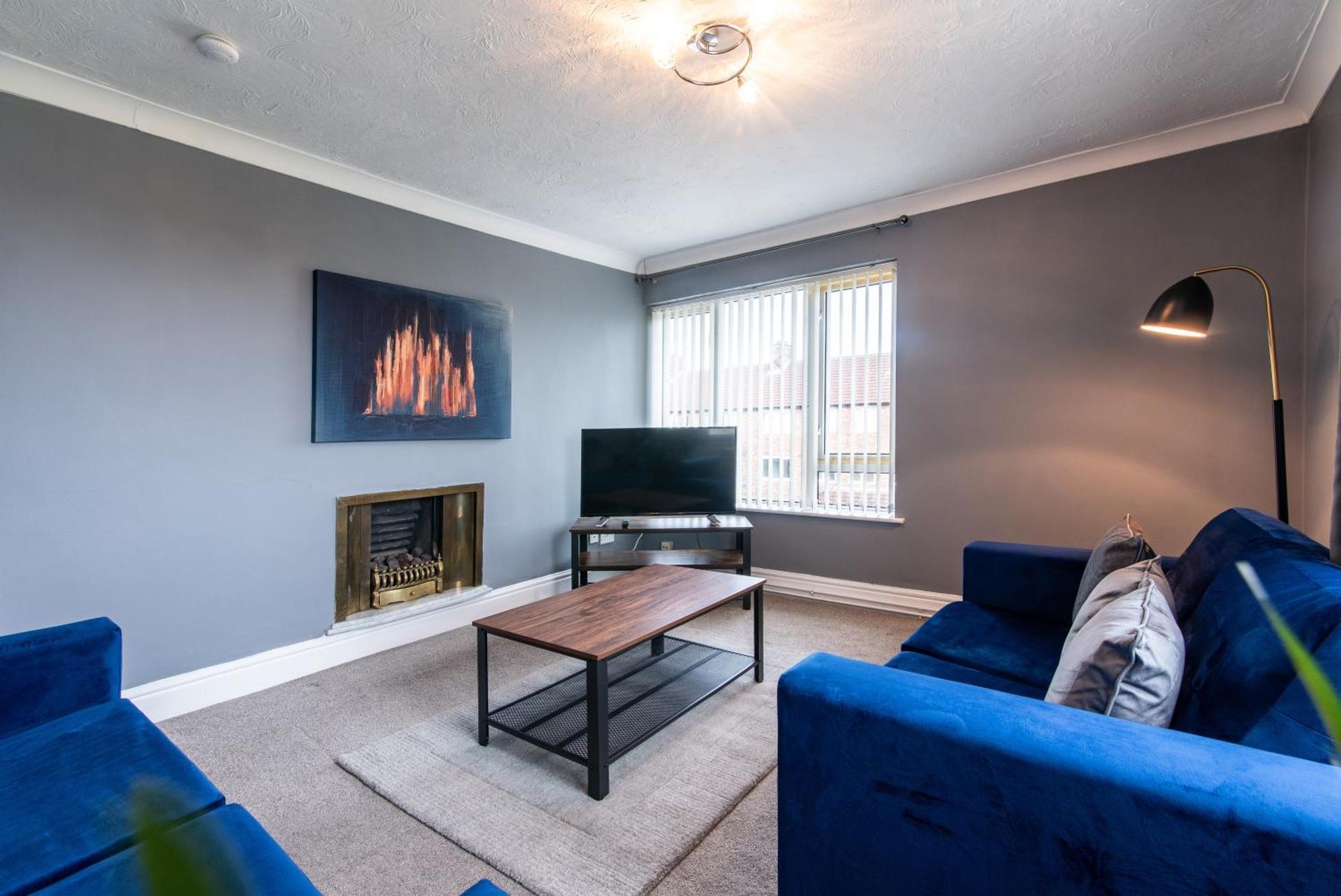 3 Bed - Perfect For Contractors Near Liverpool Airport Apartment *