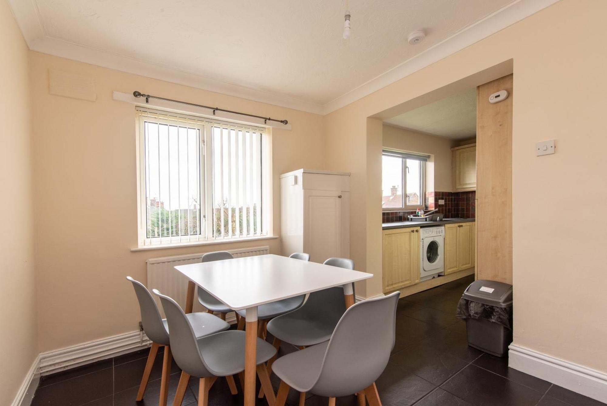 3 Bed - Perfect For Contractors Near Liverpool Airport Apartment *
