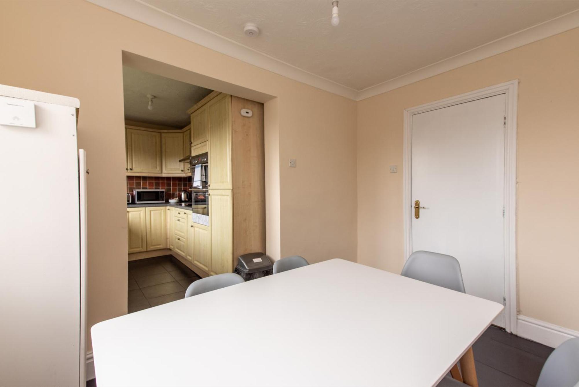 3 Bed - Perfect For Contractors Near Liverpool Airport Apartment *