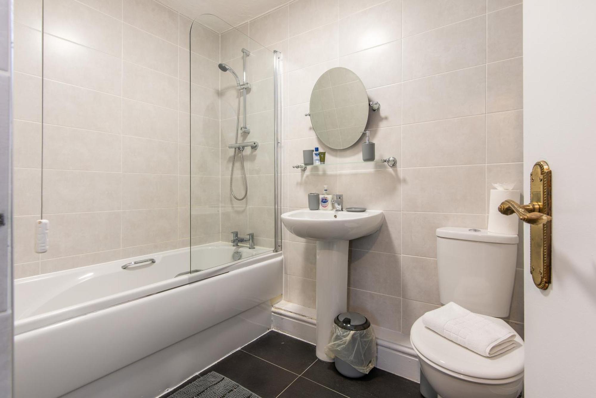 3 Bed - Perfect For Contractors Near Liverpool Airport * Hale (Merseyside)