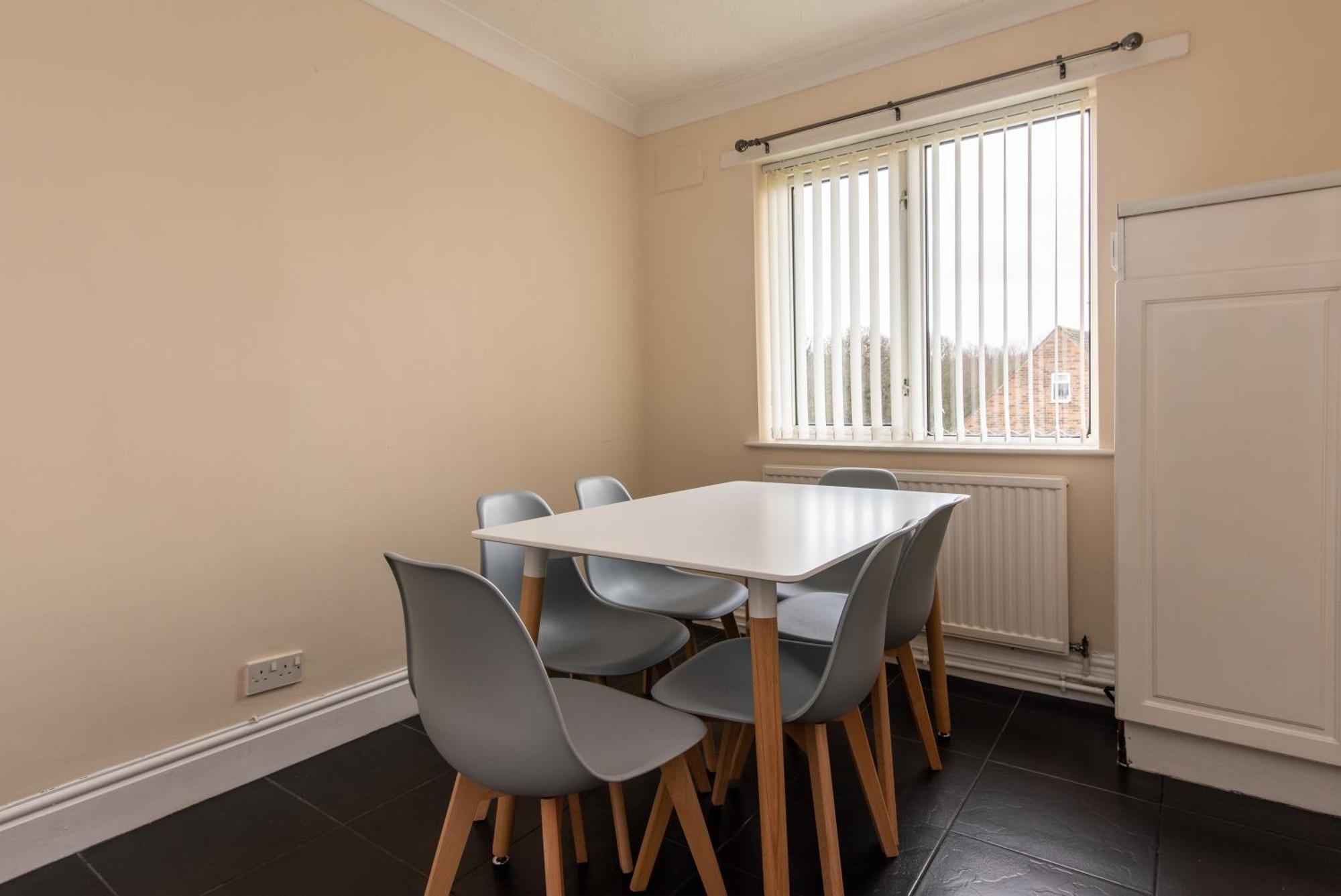 Apartment 3 Bed - Perfect For Contractors Near Liverpool Airport *